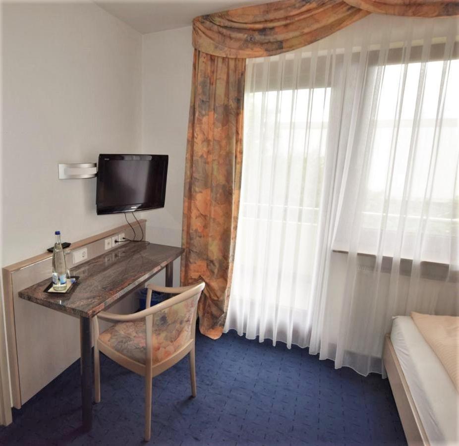 Hotel Alena - Kontaktlos Check-In Фільдерштадт Екстер'єр фото